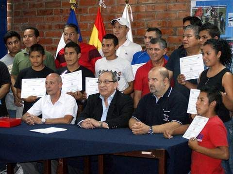 A la derecha José Morante enviado por la RFETM para este programa, junto a Melecio Rivera, Vicepresidente de la ITTF en el centro y algunos de los participantes.