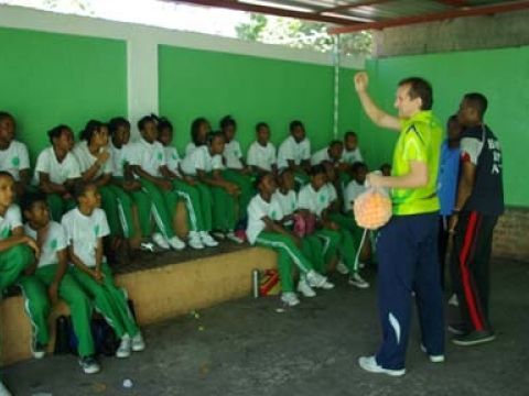 Moncho junto a los entrenadores de Haiti iteractuando con los niños Haitianos