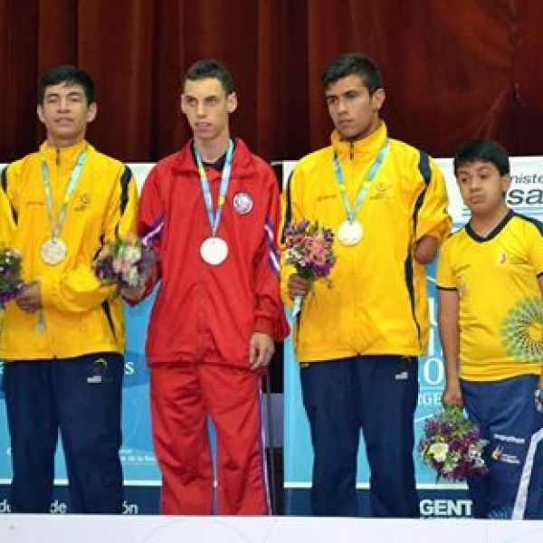 En la foto de premiación Shaquile Rivera 2do de Izquierda a derecha con la sudadera roja muestra su medalla de Oro
